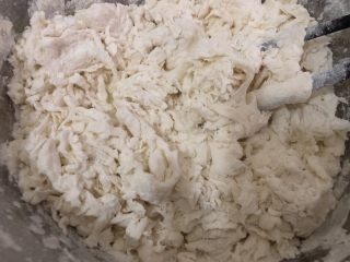 3、猪肉白菜水饺,慢慢加水搅拌絮状