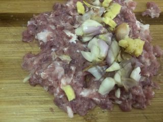 5、猪肉白菜水饺,肉洗洗，剁碎，然后把葱姜去皮放一起继续剁