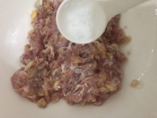 6、猪肉白菜水饺,装碗里加入适量盐、生抽、油搅拌腌一下