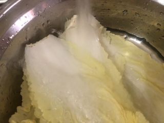 7、猪肉白菜水饺,白菜拔片清洗干净