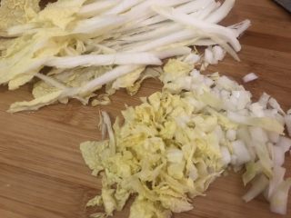 8、猪肉白菜水饺,切条再切碎
