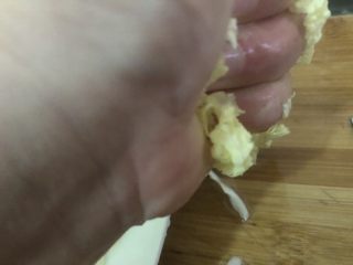 9、猪肉白菜水饺,切好后抓一下水分