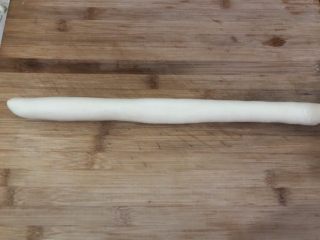 11、猪肉白菜水饺,把面团揉搓成细长条