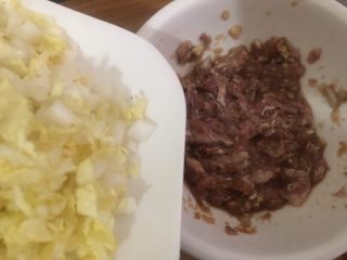 10、猪肉白菜水饺,加入到肉里搅拌，（如果没那么快包，等包的时候再加进去搅拌）