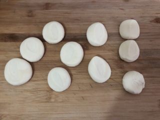 13、猪肉白菜水饺,压扁、撒点面粉