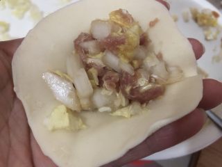 15、猪肉白菜水饺,加入馅  掐自己喜欢的形状