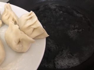 17、猪肉白菜水饺,锅里加入适量的水，中火，水开后下饺子