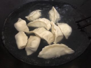 18、猪肉白菜水饺,下完后马上用筷子搅一下，会粘底