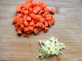 3、毛豆米肉酱拌面,胡萝卜切丁,生姜切丁。