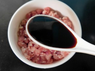 5、毛豆米肉酱拌面,放一勺生抽。