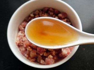 6、毛豆米肉酱拌面,一勺料酒。