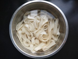 10、毛豆米肉酱拌面,捞出过凉水。