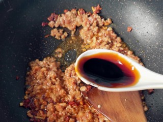 14、毛豆米肉酱拌面,半勺老抽上色。