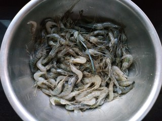 1、椒盐河虾,河虾洗净