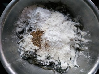 2、椒盐河虾,加入适量面粉，少量淀粉，适量椒盐，适量小苏打