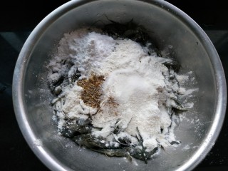 3、椒盐河虾,撒上适量盐