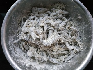 4、椒盐河虾,不用放水，河虾上有水分，直接搅拌均匀即可