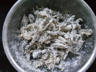 5、椒盐河虾,放置一会儿，水分充分吸收到面粉中，以免有干面粉