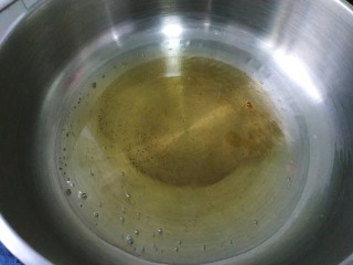 6、椒盐河虾,锅中倒入适量植物油，烧热