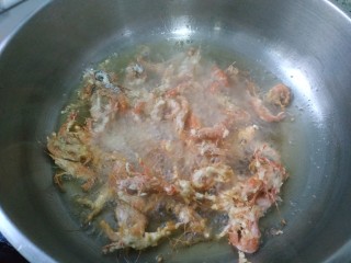 7、椒盐河虾,放入裹好面粉的河虾，炸至变色