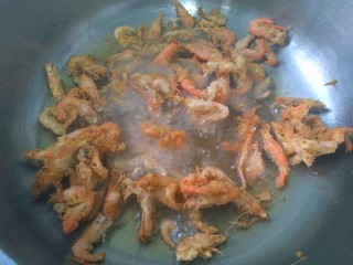 8、椒盐河虾,变色后用筷子搅动，以免面粉脱落