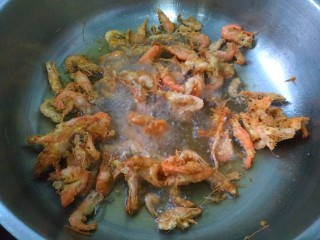 9、椒盐河虾,河虾全部变成红色，变酥脆，捞出控油即可