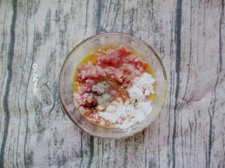 7、田园猪肉堡,把肉馅、糖、黑胡椒粉、蚝油、料酒、淀粉等调和在一起,用筷子顺时针方向搅打上劲。