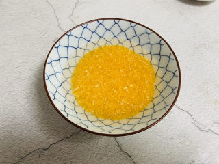 4、玉米渣粥,玉米渣清洗干净浸泡三十分钟