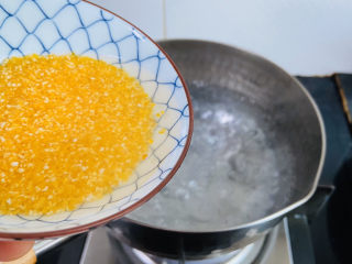 7、玉米渣粥,倒入浸泡后的玉米渣