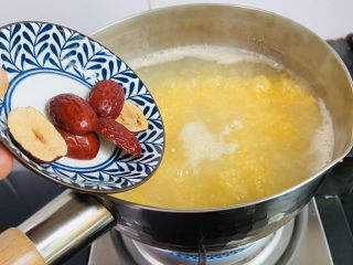 9、玉米渣粥,放入红枣大火煮开