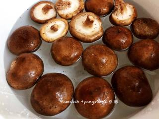 1、香辣烤蘑菇,新鲜蘑菇浸泡在水中，新鲜蘑菇有些脏，清洗的过程要多清洗几遍