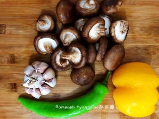 2、香辣烤蘑菇,把材料准备好