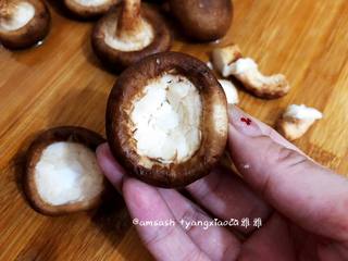 3、香辣烤蘑菇,蘑菇清洗干净后，用剪刀把蘑菇蒂剪去，剪的时候可以稍微剪深一点点，这样子装酱料的时候好装一些