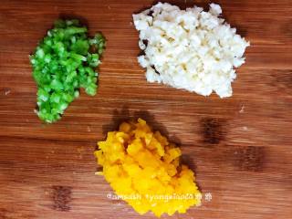 4、香辣烤蘑菇,青椒冲洗一下切成丝，然后切成碎，黄椒一样的切成丝，然后再切碎，备用。蒜头用刀拍扁，去皮，剁碎，蒜头一定要剁碎剁细越细越好