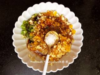 5、香辣烤蘑菇,把所有的配料都切好，放在碗中，加入盐，生抽，蚝油，还有适用油，所以都搅拌均匀