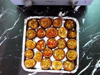 6、香辣烤蘑菇,这时先预热烤箱，180度5分钟，把调好的酱汁酱在蘑菇中，装好放在烤盘中