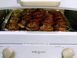 7、香辣烤蘑菇,依次把所有的蘑菇装好，送进预热好的烤箱，烤25分钟左右