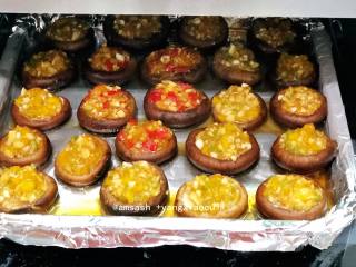 8、香辣烤蘑菇,烤至蘑菇变软，烤盘中有水分就是烤好了