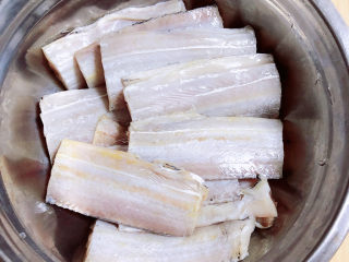 1、炸酥带鱼,准备好带鱼，将鱼表面的麟刮去，处理掉内脏，洗净待用。