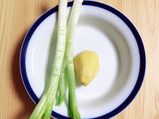 2、炸酥带鱼,准备好下葱和姜。