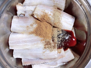 3、炸酥带鱼,带鱼中放入盐、料酒、蚝油、生抽、胡椒粉、五香粉。