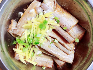 4、炸酥带鱼,再放入葱姜末。