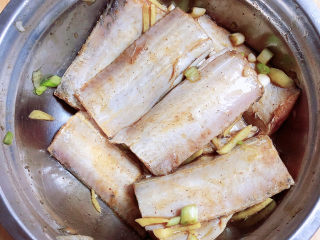 5、炸酥带鱼,将带鱼搅拌均匀，腌制30分钟。