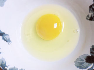 6、炸酥带鱼,腌制带鱼的时间，准备好一个鸡蛋。