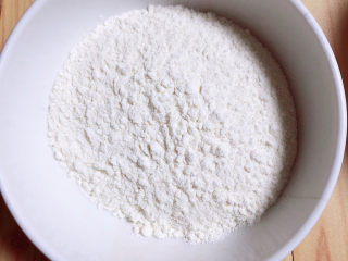 7、炸酥带鱼,再准备一些面粉。