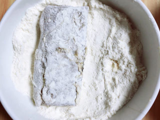 9、炸酥带鱼,再裹上一层面粉。