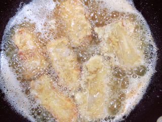 11、炸酥带鱼,带鱼的颜色会根据放入的先后顺序而不同，选放入的越来越黄了。