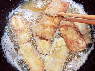 12、炸酥带鱼,中小火炸至金黄色，即可一个个的淋油出锅了。