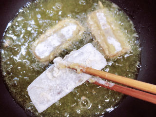 10、炸酥带鱼,锅中倒入油，加热至7成热，逐一的放入带鱼。