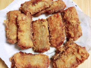 13、炸酥带鱼,盘中放入吸油纸，炸好的带鱼放在上面吸取多余的油。